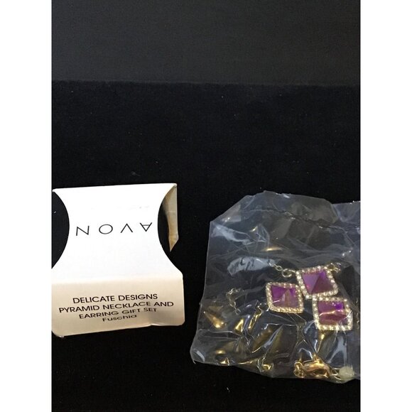 New Avon Delicate Designs Fuschia Pyramid Necklace And Earrings Gift Set (1554) - Picture 1 of 4